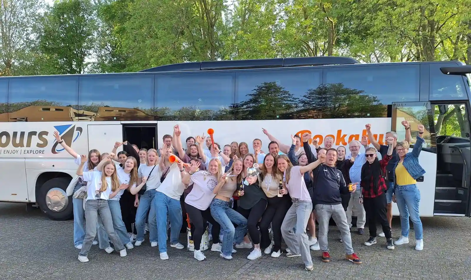 Kinderen stappen in de bus voor een schoolreis